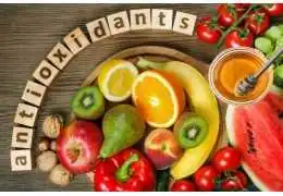 آنتیاکسیدانهای طبیعی عسل: راهنمای کامل فواید + مقایسه با مکملها آنتیاکسیدانهای طبیعی عسل: راهنمای کامل فواید + مقایسه با مکملها